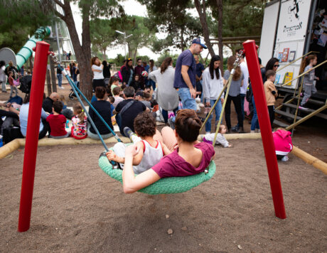 ילדים מתנדנים בגן השעשועים ליד שעת הסיפור ממול