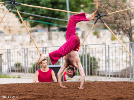 רקדני להקת ורטיגו במופע