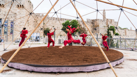 רקדני להקת ורטיגו במופע