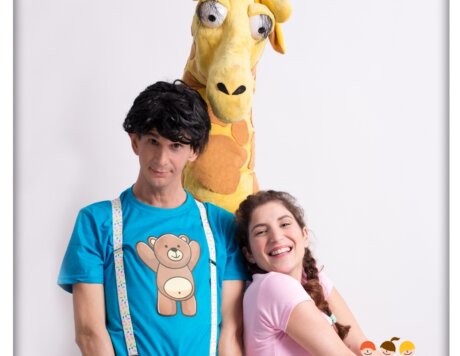 בובת ג'ירפה ושני שחקנים בן ובת