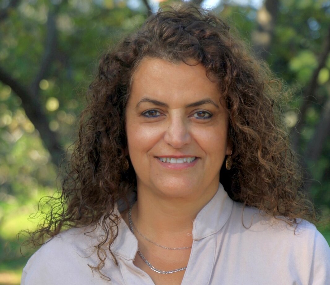 Iris-Eyal-aspect-ratio-370x320